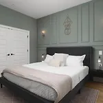 Apartment Trendy Spacious Condo, Walk To Coffee And Restaurants *