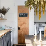 Hip, Cozy With A Fire Pit In Cleveland Park Holiday home