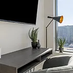 Landing Modern With Amazing Amenities *