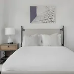 Landing Modern Apartment With Amazing Amenities