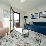Minutes To Broadway Large 2B-2Ba Family Unit For Up To 8 Guests With Private Balcony And Optional Private Parking