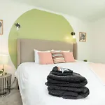 Minutes To Broadway Large 2B-2Ba Family Unit For Up To 8 Guests With Private Balcony And Optional Private Parking