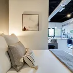 With 2 Queen Beds 7 Mins To Dt Apartment