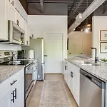 With 2 Queen Beds 7 Mins To Dt Apartment Nashville