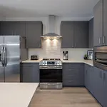 The Second Fiddle-odyssey-mins To Broadway Holiday home