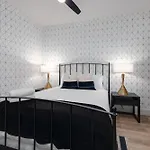 Bourbon Street Blues-odyssey-pool&gym-mins 2 Broadway Holiday home *