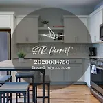 Modern East Nash Townhouse, Walk To Favorite Eats, Sleeps 6 With Smart Tvs, Workspace & Fast Wifi, Full Kitchen, Garage & 24 Hr Hospitality, Steps To Mas Tacos & Rosepepper, 10 Min To Broadway, Five Points & Nissan Stadium