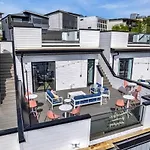 New Nash Eras - Rooftop Decks With Hot Tub - 15 Beds Holiday home *