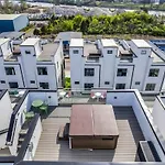 Holiday home New Nash Eras - Rooftop Decks With Hot Tub - 15 Beds *