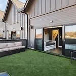 Rooftop Deck Patio And Garage Walk To Restaurants Coffee Brewery