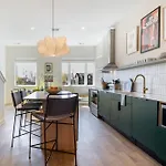 The Conway 5 Bedroom Buyout W Deck In Music City Holiday home *