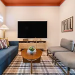 Holiday home The Conway 5 Bedroom Buyout W Deck In Music City *