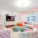 Butterfly Bnb~Modern Luxury~Giant Rooftop~9Min Dt