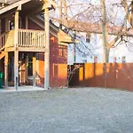 East Nashville Upstairs Apartment, One Queen Br, 2 Twin Br,1Bath In Five Points, Close To Downtown