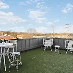 3 Miles To Broadway -garage, Patio, Walk To Shops Holiday home