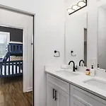 Gorgeous East House With Rooftop Patio, Garage, 9 Beds, 3 Miles To Downtown Holiday home
