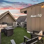 Gorgeous East House With Rooftop Patio, Garage, 9 Beds, 3 Miles To Downtown *