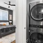 Gorgeous East House With Rooftop Patio, Garage, 9 Beds, 3 Miles To Downtown Holiday home