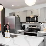 Retreat With Patio & Free Parking, By Vanderbilt Nashville