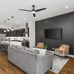 With Rooftop Deck & Garage, 2 Miles To Downtown Broadway Holiday home