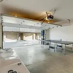 With Rooftop Deck & Garage, 2 Miles To Downtown Broadway Nashville