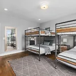 With Rooftop Deck & Garage, 2 Miles To Downtown Broadway Holiday home Nashville