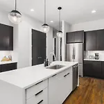 With Rooftop Deck & Garage, 2 Miles To Downtown Broadway Holiday home