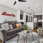 With Rooftop Deck & Garage, 2 Miles To Downtown Broadway Holiday home Nashville