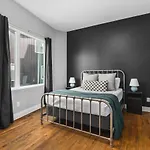 With Rooftop Deck & Garage, 2 Miles To Downtown Broadway Nashville