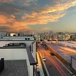 Holiday home With Rooftop Deck & Garage, 2 Miles To Downtown Broadway *