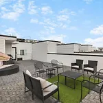 With Rooftop Deck & Garage, 2 Miles To Downtown Broadway Holiday home *