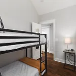 Walk To Broadway & Germantown Large House With Patio Holiday home