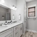 Walk To Broadway & Germantown Large House With Patio *