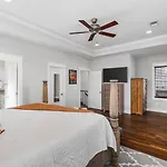 Holiday home Walk To Broadway & Germantown Large House With Patio