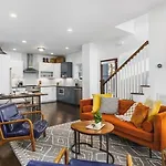 Holiday home Belmont Retreat Walk To Restaurants, Coffee, 12 South *