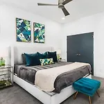 Belmont Retreat Walk To Restaurants, Coffee, 12 South Holiday home Nashville