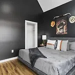 Holiday home Large Patio, Rooftop Deck And Garage, 3 Miles To Broadway *