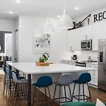 Large Patio, Rooftop Deck And Garage, 3 Miles To Broadway *