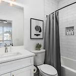 Large Patio, Rooftop Deck And Garage, 3 Miles To Broadway Holiday home Nashville