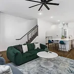 Holiday home Large Patio, Rooftop Deck And Garage, 3 Miles To Broadway *