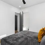 Holiday home Large Patio, Rooftop Deck And Garage, 3 Miles To Broadway
