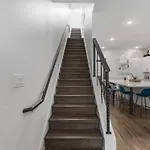 Holiday home Large Patio, Rooftop Deck And Garage, 3 Miles To Broadway