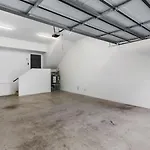 Large Patio, Rooftop Deck And Garage, 3 Miles To Broadway Holiday home