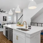 Holiday home Large Patio, Rooftop Deck And Garage, 3 Miles To Broadway *