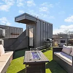 Large Patio, Rooftop Deck And Garage, 3 Miles To Broadway Holiday home *