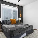Holiday home Large Patio, Rooftop Deck And Garage, 3 Miles To Broadway Nashville