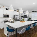 Holiday home Large Patio, Rooftop Deck And Garage, 3 Miles To Broadway