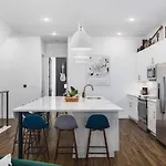 Large Patio, Rooftop Deck And Garage, 3 Miles To Broadway Holiday home