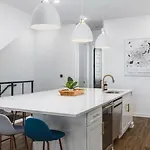 Holiday home Large Patio, Rooftop Deck And Garage, 3 Miles To Broadway *