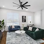 Holiday home Large Patio, Rooftop Deck And Garage, 3 Miles To Broadway